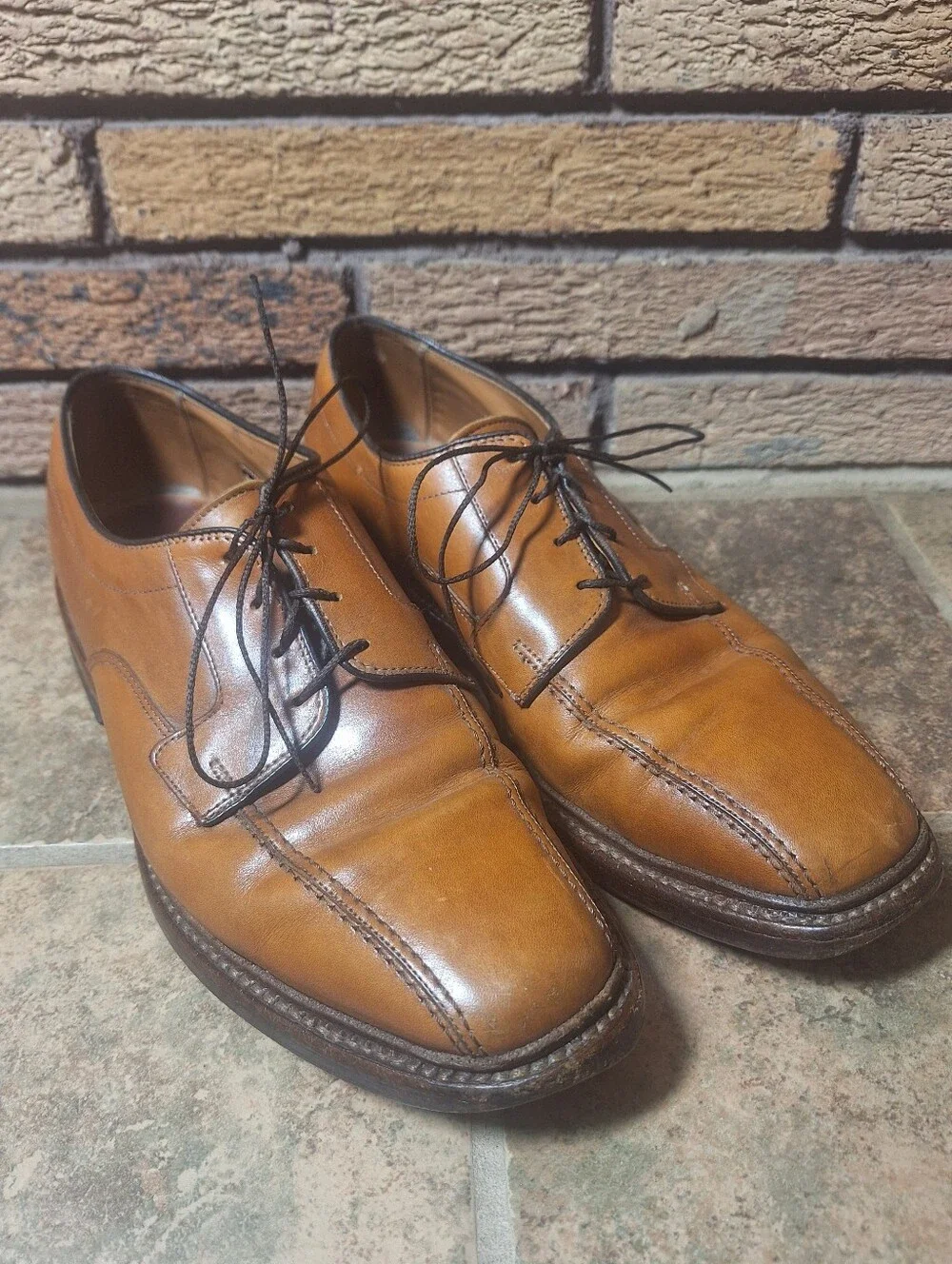 Allen Edmonds Men's 9.5 Cognac Brown Leather Hillcrest Lace-Up Oxfords